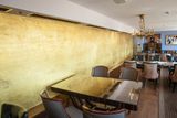 V útrobách restaurace najdete i původní zeď pokrytou plátky 18karátového zlata.