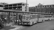 Na tomto snímku je dobře vidět jedna z výhod Ikarusu 280 - řiditelná zadní náprava, díky které šlo s autobusem výborně manévrovat.