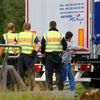 Německá policie kontroluje kamion na hranici ve Freilassingu.