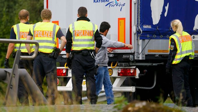 Německá policie kontroluje kamion na hranici s Rakouskem ve Freilassingu.