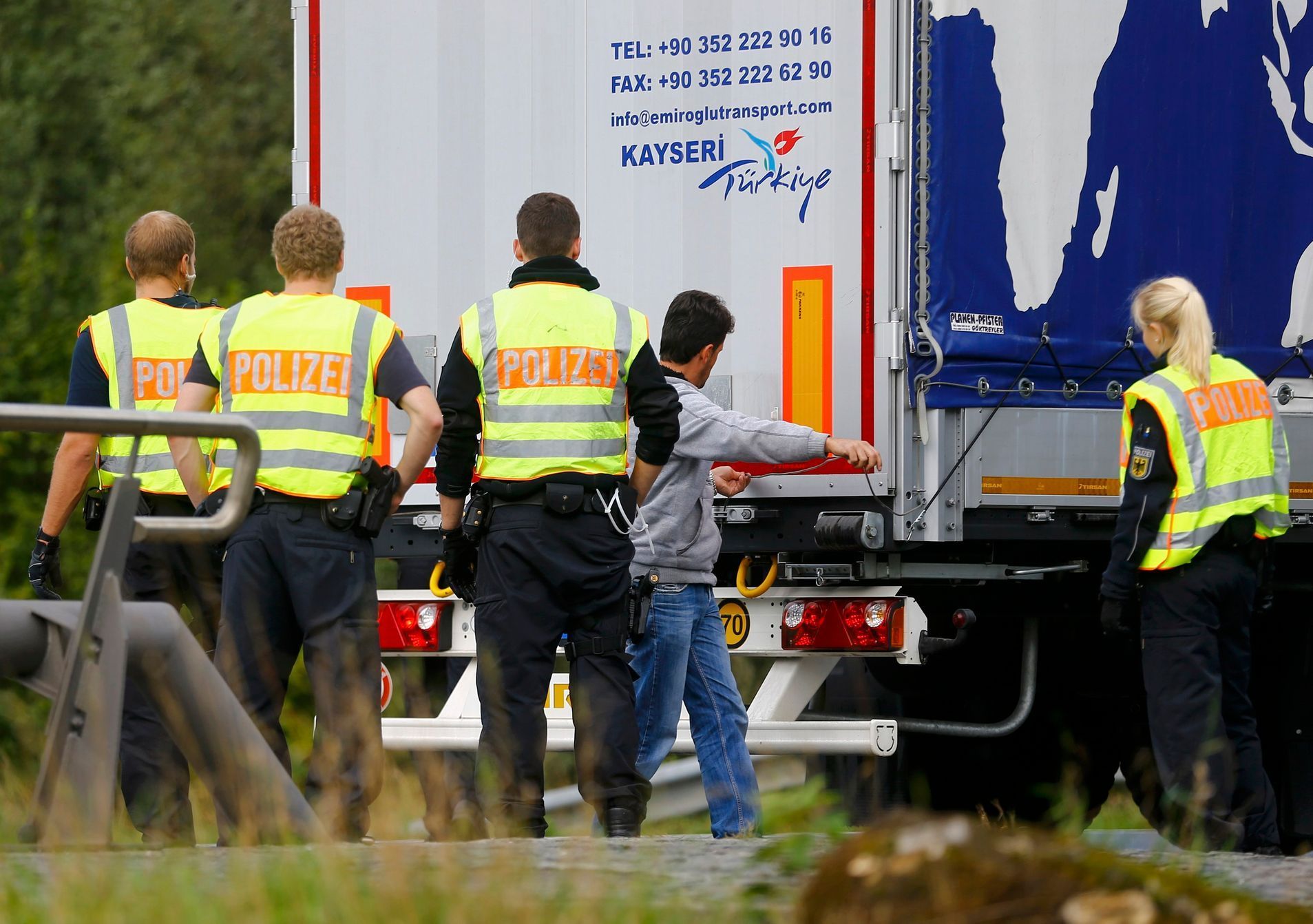 Německá policie kontroluje kamion na hranici ve Freilassingu.