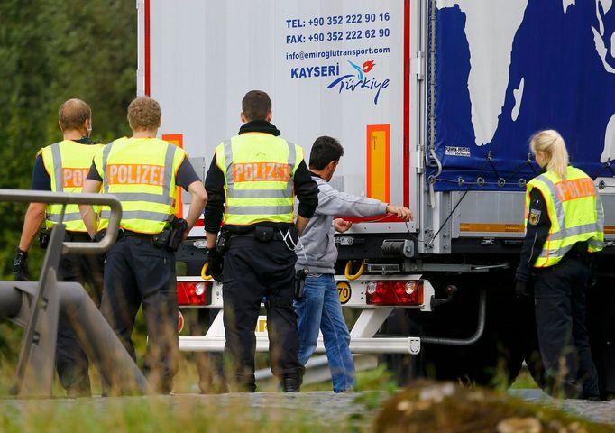 Německá policie kontroluje kamion na hranici s Rakouskem ve Freilassingu.