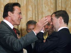 Přípitek s Arnoldem Schwarzeneggerem.