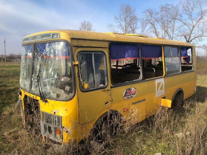 Na krajnicích stojí ohořelé nebo vymlácené vraky aut.