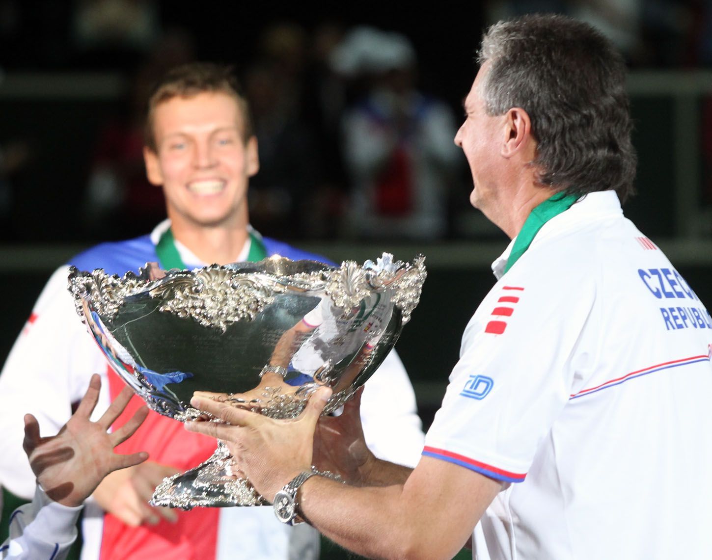 Čeští tenisté se radují z vítězství ve finále Davis Cupu 2012 proti Španělsku.