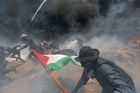 Obrazem: Gazu zahalil dým z pneumatik. Izraelci při protestech Palestinců zastřelili i vozíčkáře
