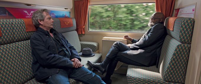 Ben Mendelsohn jako Talos a Samuel L. Jackson v roli Nicka Furyho.