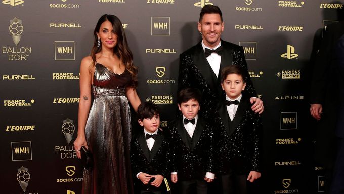 Lionel Messi s manželkou Antonellou Roccuzzovou a jejich syny při letošním předávání Zlatého míče