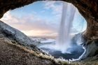 Ledový vodopád na zimním Islandu. Snímek vznikl složením 36 fotografií.