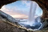 Ledový vodopád na zimním Islandu. Snímek vznikl složením 36 fotografií.