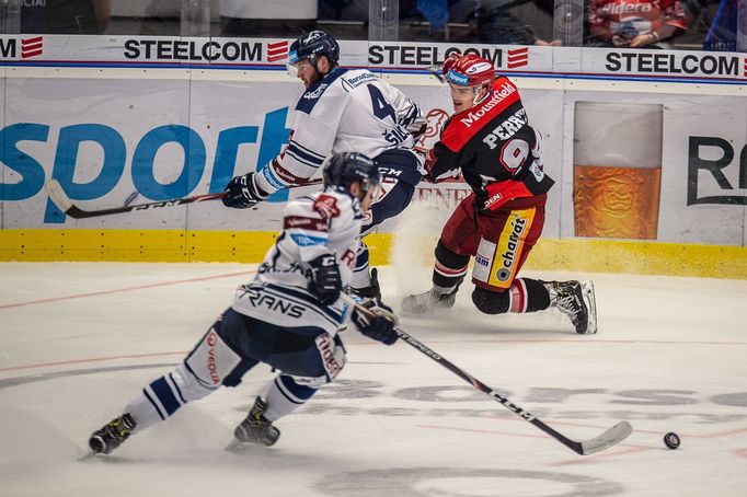 13. kolo hokejové Tipsport extraligy, Vítkovice - Hradec Králové: David Kvasnička, vzadu Petr Šidlík a Jordann Perret.