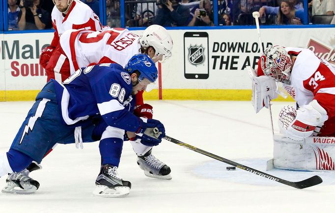 Petr Mrázek, Nikita Nestěrov a Danny DeKeyser v play off 2014-15