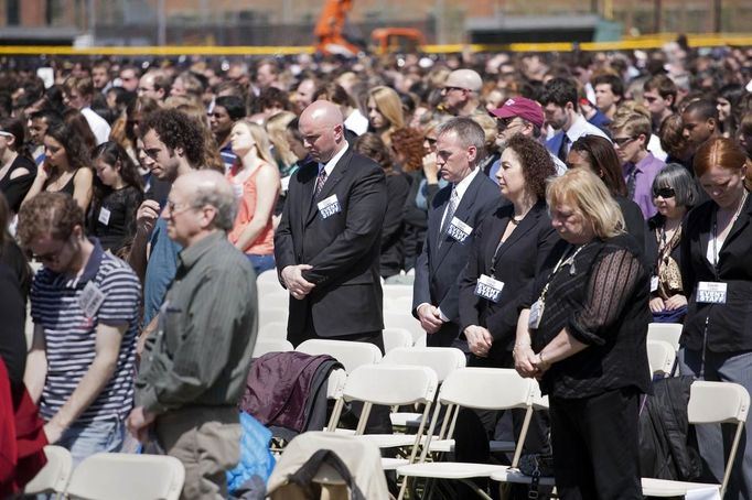 Thousands gather in a memorial service for Massachusetts Institute of Technology Patrol Officer Sean Collier at Briggs Field at MIT in Cambridge, Massachusetts April 24, 2013. The officers, friends, family and MIT employees paid tribute to Collier, allegedly killed by the brothers accused of the Boston Marathon bombings. REUTERS/M. Scott Brauer/MIT/Handout (UNITED STATES - Tags: CIVIL UNREST CRIME LAW) NO SALES. NO ARCHIVES. FOR EDITORIAL USE ONLY. NOT FOR SALE FOR MARKETING OR ADVERTISING CAMPAIGNS. THIS IMAGE HAS BEEN SUPPLIED BY A THIRD PARTY. IT IS DISTRIBUTED, EXACTLY AS RECEIVED BY REUTERS, AS A SERVICE TO CLIENTS Published: Dub. 24, 2013, 8:56 odp.