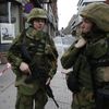 Vojáci střeží vládní čtvrť v norské metropoli den po krvavých útocích