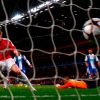 Arsenal: Nicklas Beendtner střílí gól do sítě Porta