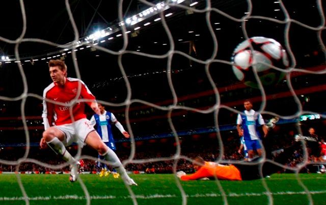 Arsenal: Nicklas Beendtner střílí gól do sítě Porta