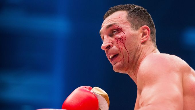 Vladimir Kličko skončil zápas s Tysonem Furym v krvi a musel si nechat spravit obličej dvanácti stehy. Skutečně by mu nejen to stálo za peníze?