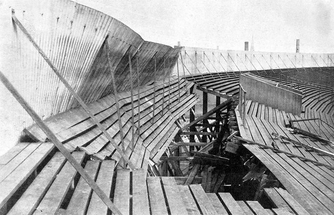 Kolaps pódia pro diváky na stadiónu Ibrox v Glasgow v roce 1902. Archivní snímek dokumentující sportovní tragédii.