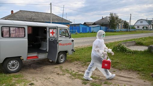 Záchranářka navštěvuje pacienta s onemocněním covid-19 poblíž Omsku.