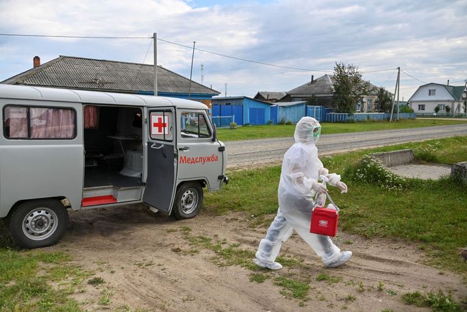 Záchranářka navštěvuje pacienta s onemocněním covid-19 poblíž Omsku.