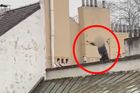Zdrogovaný mladík házel na Vyšehradě beton ze střechy, chtěl spáchat sebevraždu