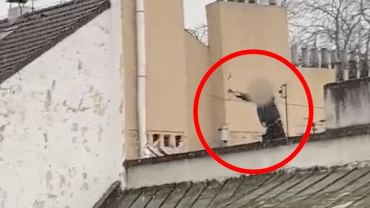 Zdrogovaný mladík házel na Vyšehradě beton ze střechy, chtěl spáchat sebevraždu