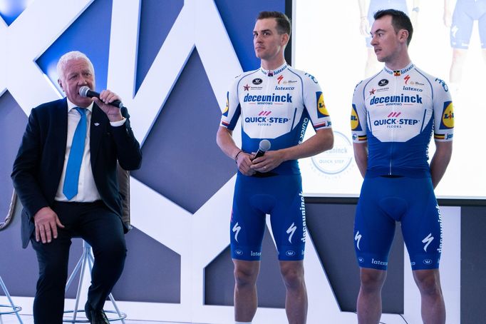 Patrick Lefevere, Zdeněk Štybar a Yves Lampaert při prezentaci týmu.