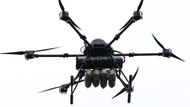 Dron typu Vampire s lahvemi naplněnými pískem slouží k testování nosnosti a stability stroje. Ukrajinští dronoví operátoři pečlivě připravují zařízení na nasazení v bojových podmínkách.