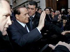 Podle komentáře italského deníku Corriere della Sera by část koalice pro Prodiho ruku nezvedla, kdyby tu nebyl Berlusconi