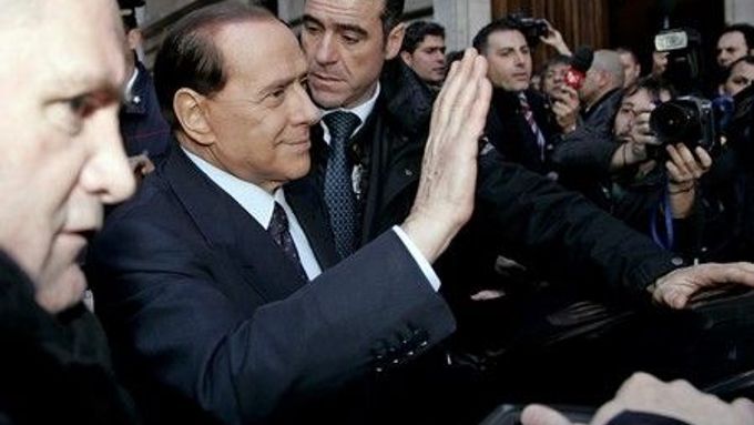 Jednání o přechodné vládě zkrachovala kvůli postoji Silvia Berlusconiho, který sei přeje okamžité volby