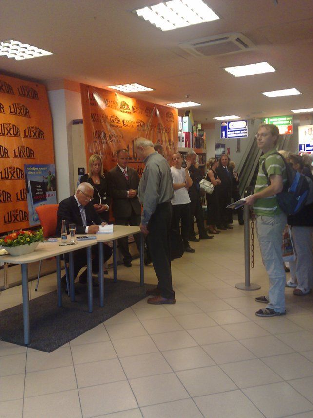 Autogramiáda knihy Václava Klause