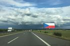 Stát nefunguje, české vlajky u dálnic jsou toho řvoucím důkazem