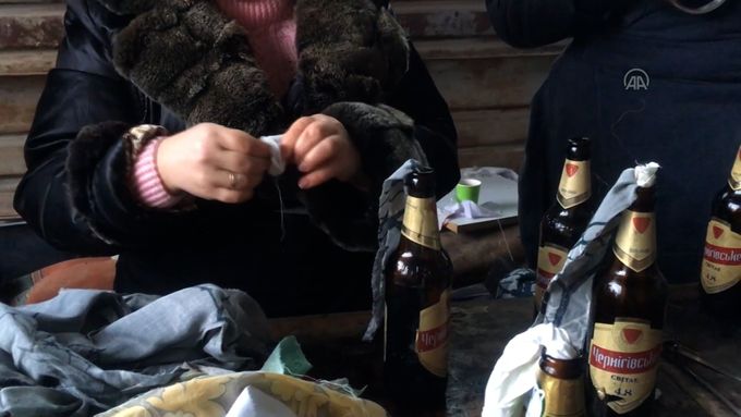Ukrajinci si na obranu sami připravují molotovovy koktejly