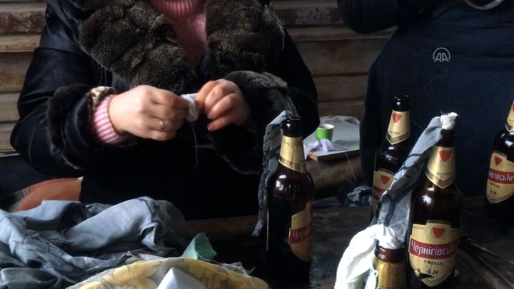 "Uděláme vše, abychom vyhráli." Ukrajinci ve velkém vyrábějí zápalné láhve; Zdroj foto: Reuters