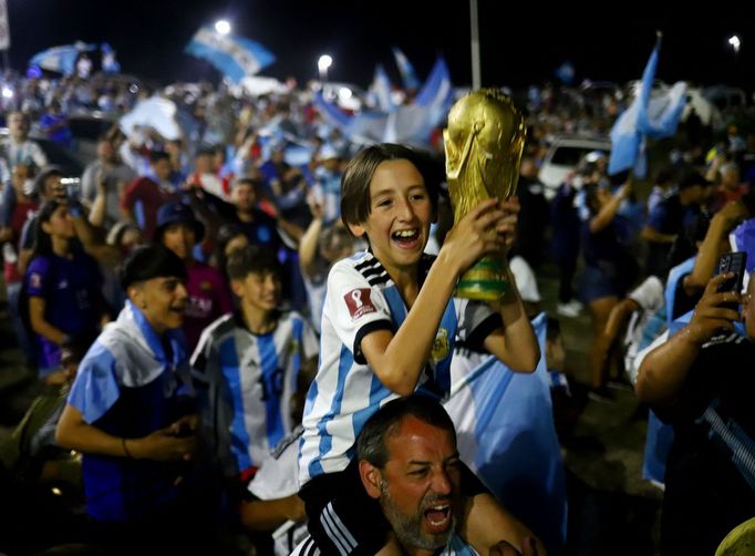 Soccer Football - Fans in Buenos Aires celebrate after winning the World Cup - Buenos Aires, Argentina - December 19, 2022 Fans gather outside of the Association of Argen