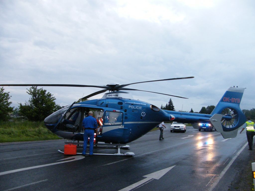 Auto skončilo pod návěsem kamionu