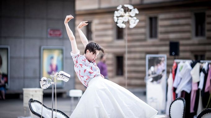 Když se zpomalí čas. Snímky Vojtěcha Brtnického se vrací k taneční performanci u Národního divadla
