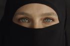 Reklama kritizovala zahalování muslimek, vyvolala nevoli. Firma klip raději smazala