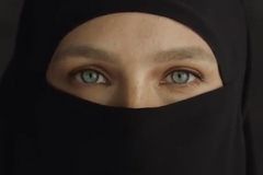 Reklama kritizovala zahalování muslimek, vyvolala nevoli. Firma klip raději smazala