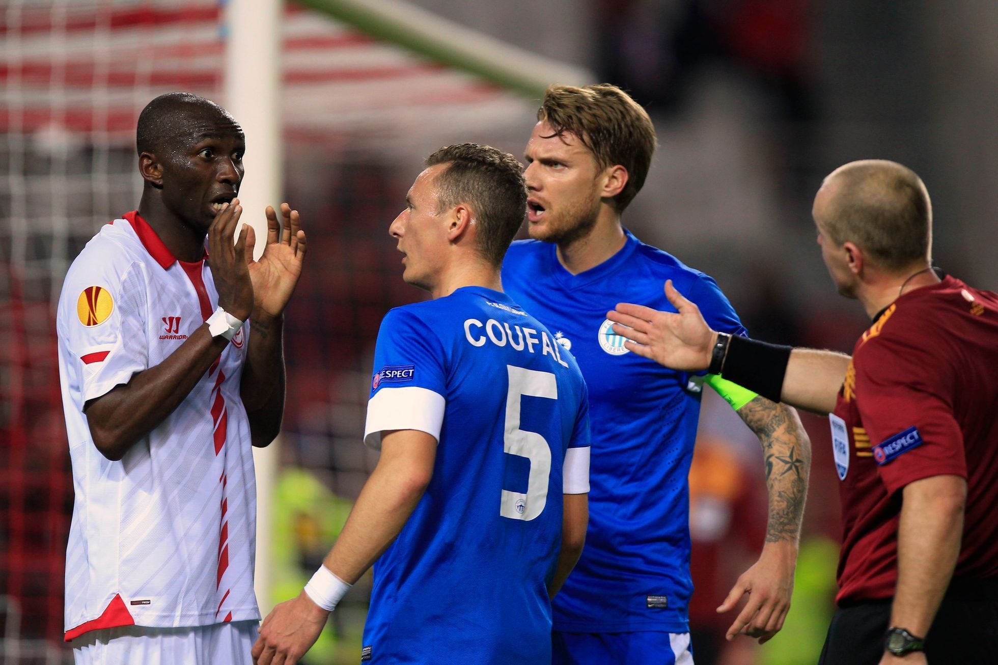 EL, Sevilla  Liberec: Stephane M'bia - Vladimír Coufal, Radoslav Kováč; rozhodčí Szymon Marciniak