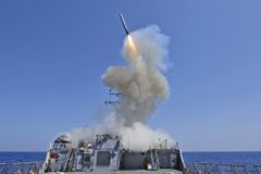 Blíží se útok na Sýrii? K pobřeží míří torpédoborec USA, Trump zrušil návštěvu Latinské Ameriky