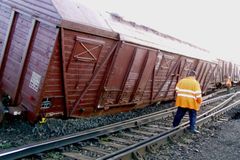 Vykolejený vlak zablokoval trať u Staré Boleslavi
