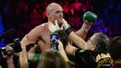 Tyson Fury slaví zisk pásu mistra světa těžké váhy organizace WBC v souboji s Deontayem Wilderem