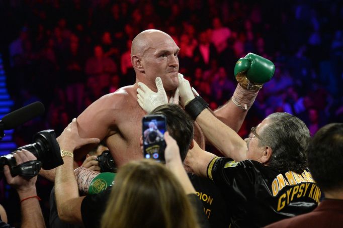 Tyson Fury slaví zisk pásu mistra světa těžké váhy organizace WBC v souboji s Deontayem Wilderem