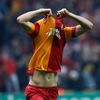 Fotbalista Galatasaraye Burak Yilmaz slaví gól v utkání Ligy mistrů 2012/13 proti Manchesteru United.