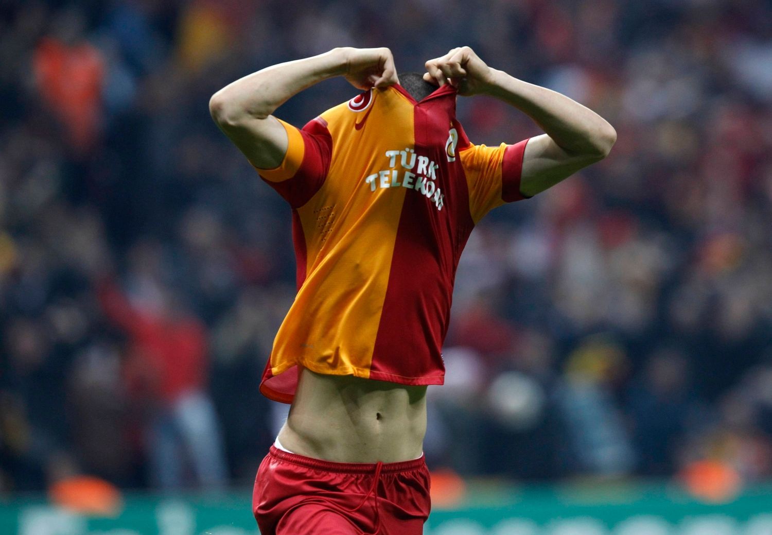 Fotbalista Galatasaraye Burak Yilmaz slaví gól v utkání Ligy mistrů 2012/13 proti Manchesteru United.