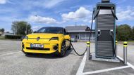 První nabíjecí zastávkou na cestě do Chorvatska v Dolním Dvořišti, jen pár desítek metrů od rakouských hranic. E-on tu nedávno otevřel tři 300kW stanice s šesti dobíjecími body. Strávili jsme tu 21 minut, během kterých jsme doplnili baterii z 44 na 86 procent, celkem 22,6 kWh.