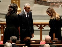 Manželé Obamovi se zdraví s první dámou Melanií Trumpovou na pohřbu Barbary Bushové.