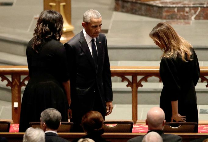 Manželé Obamovi se zdraví s první dámou Melanií Trumpovou na pohřbu Barbary Bushové.