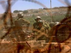 Vojáci hlídají hraniční přechod, přes který přechází izraelské síly na jih Libanonu.
